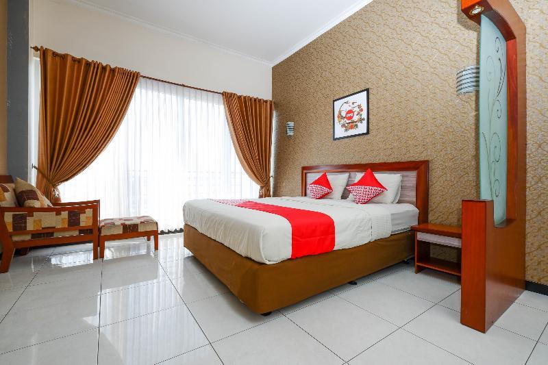 Hotel OYO 1451 Arya Graha Semarang Exterior foto