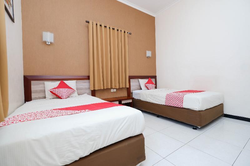 Hotel OYO 1451 Arya Graha Semarang Exterior foto