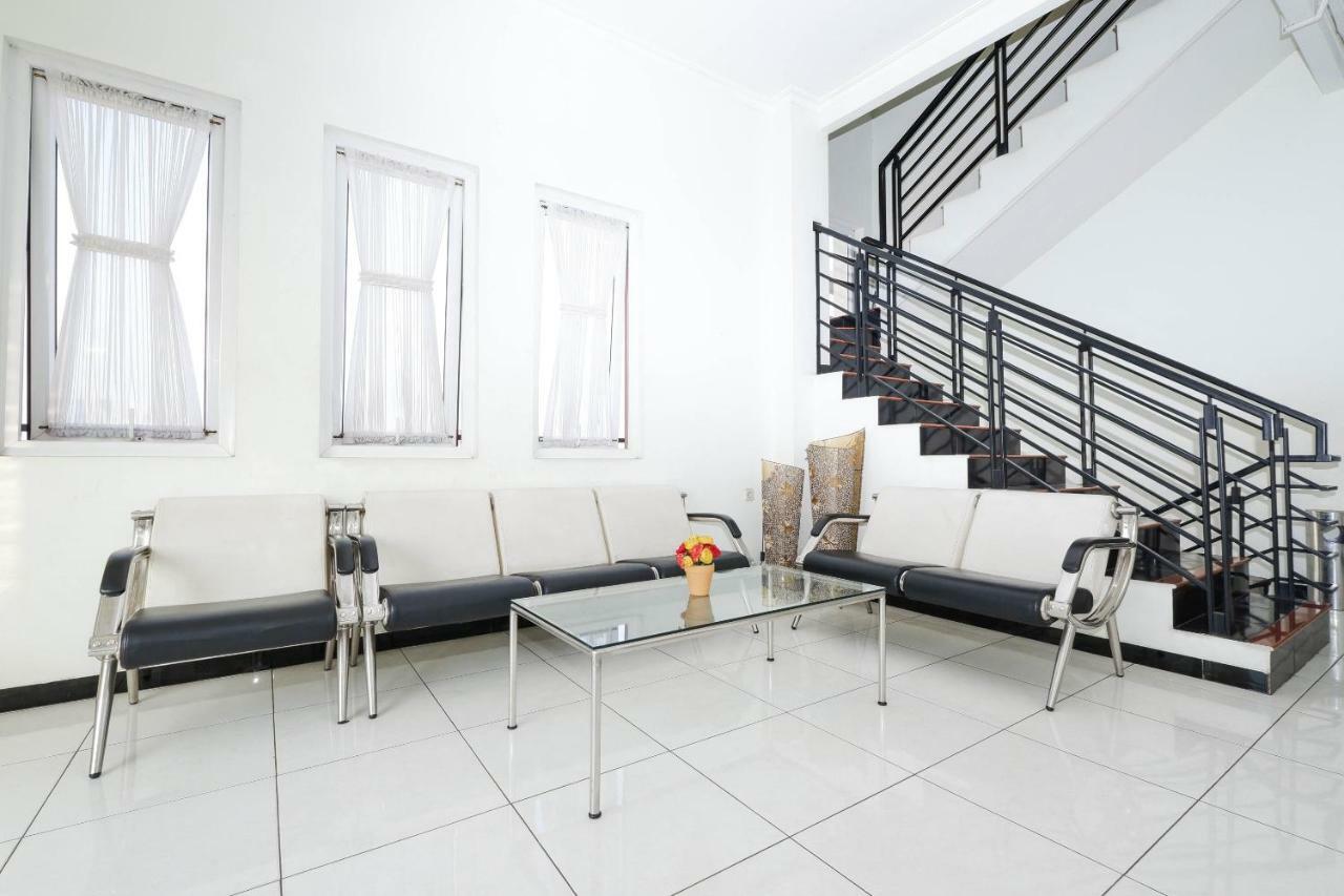 Hotel OYO 1451 Arya Graha Semarang Exterior foto